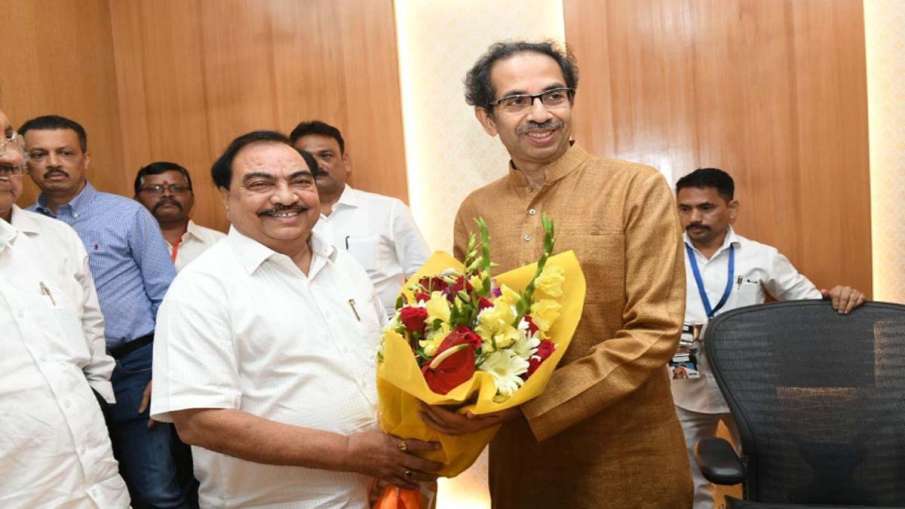 BJP leader Eknath Khadse met Maharashtra CM Uddhav Thackeray BJP leader Eknath Khadse met Maharashtra CM Uddhav Thackeray- India TV Hindi