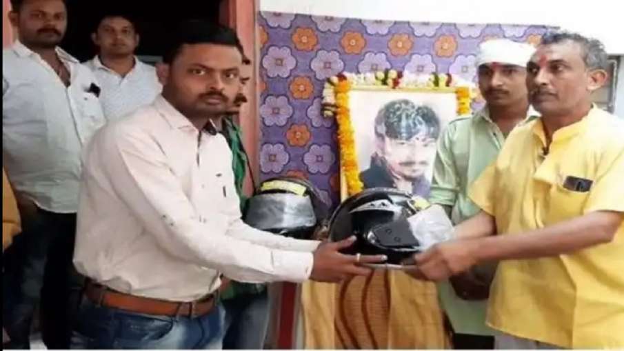 Father distributes helmets in funeral of son Father distributes helmets in funeral of son- India TV Hindi