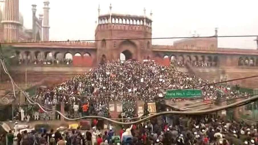 जुमे की नमाज़ के बाद जामा मस्जिद के बाहर प्रदर्शन, हर नमाज़ी पर दिल्ली पुलिस की नज़र जुमे की नमाज़ के बाद जामा मस्जिद के बाहर प्रदर्शन, हर नमाज़ी पर दिल्ली पुलिस की नज़र- India TV Hindi