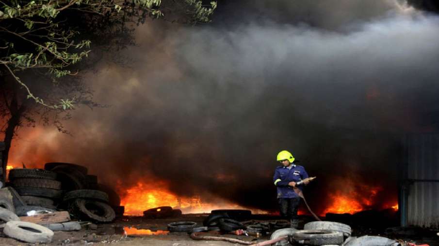 More than two dozen slums burned in a fierce fire in... More than two dozen slums burned in a fierce fire in...- India TV Hindi