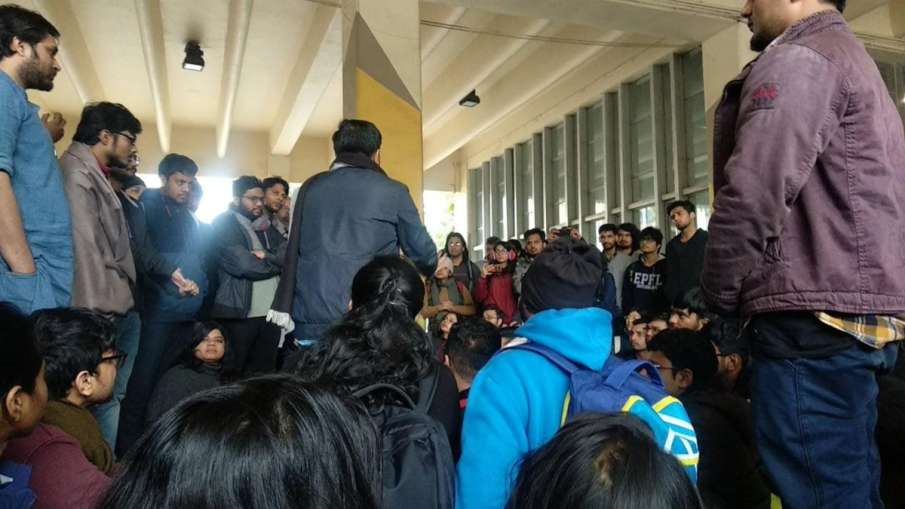 जेएनयू प्रशासन का दावा, हालात सामान्य, छात्र बोले-वीसी का बहिष्कार जारी जेएनयू प्रशासन का दावा, हालात सामान्य, छात्र बोले-वीसी का बहिष्कार जारी- India TV Hindi