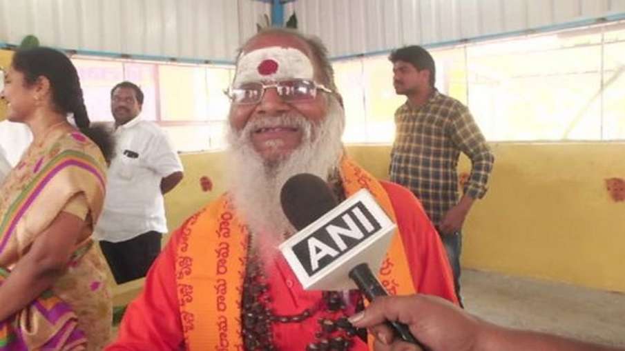 Beggar yadi reddy, Donates, Vijaywada, Sai Baba Temple, Beggar donates money Beggar yadi reddy, Donates, Vijaywada, Sai Baba Temple, Beggar donates money- India TV Hindi