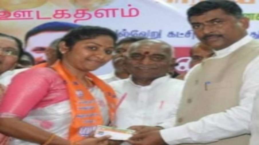 तमिलनाडु: वीरप्पन की बेटी भारतीय जनता पार्टी में शामिल तमिलनाडु: वीरप्पन की बेटी भारतीय जनता पार्टी में शामिल- India TV Hindi