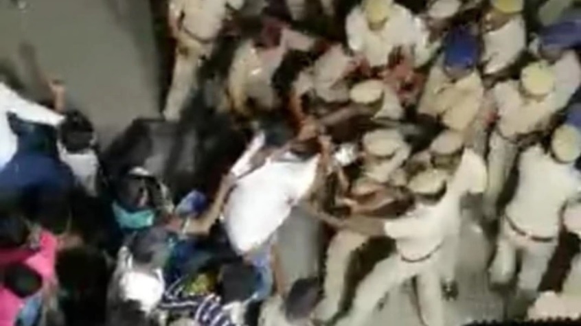 एंटी-CAA प्रदर्शनकारियों की पुलिस से झड़प एंटी-CAA प्रदर्शनकारियों की पुलिस से झड़प- India TV Hindi