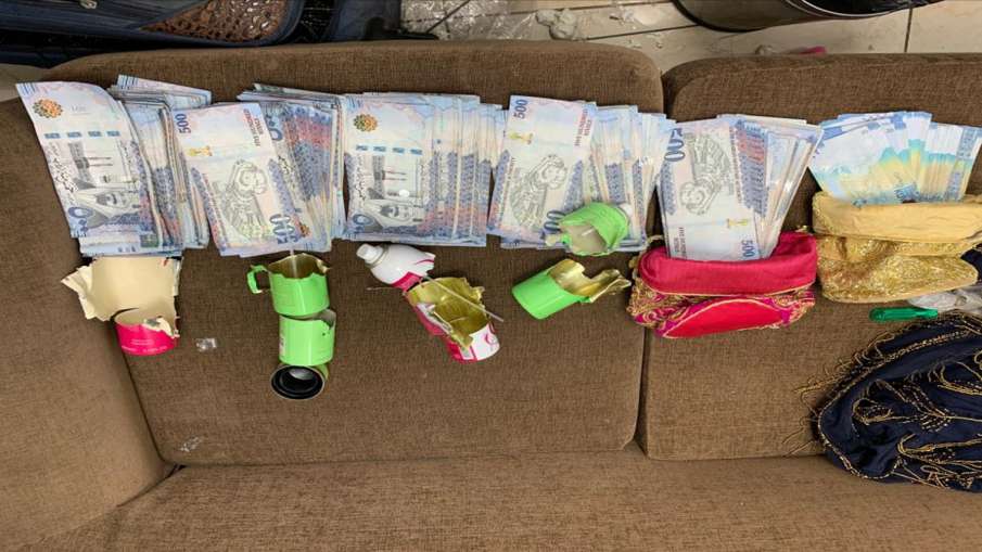 CISF detected high volume of foreign currency worth... CISF detected high volume of foreign currency worth...- India TV Hindi