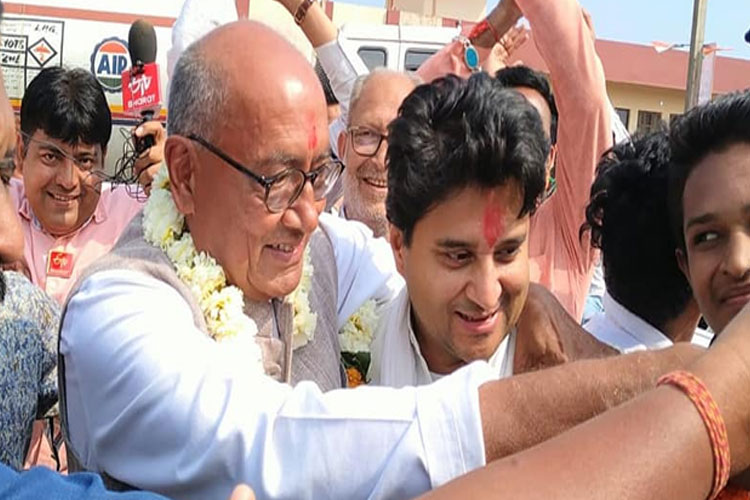 Digvijaya Singh and Jyotiraditya Scindia Digvijaya Singh and Jyotiraditya Scindia- India TV Hindi