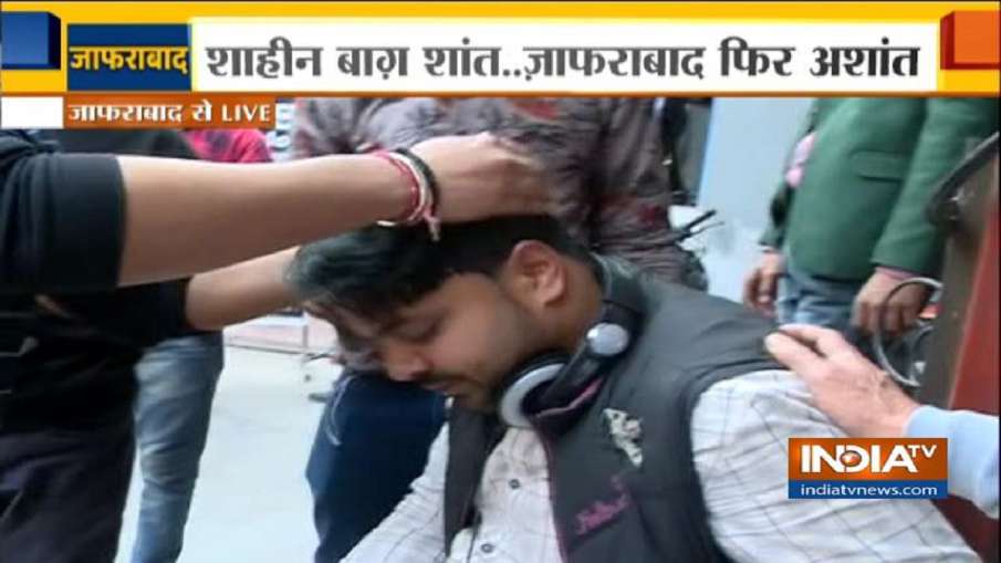 India TV cameraman injured in stone pelting during Jafrabad violence against CAA,NRC India TV cameraman injured in stone pelting during Jafrabad violence against CAA,NRC- India TV Hindi