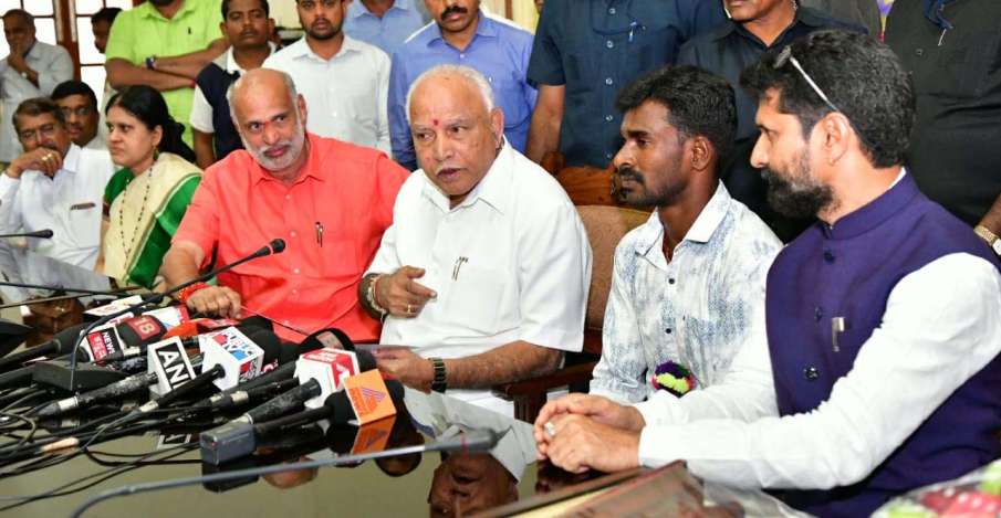 Usain Bolt record-breaking Srinivas Gowda received a reward of Rs 10 lakh from the state government Usain Bolt record-breaking Srinivas Gowda received a reward of Rs 10 lakh from the state government - India TV Hindi