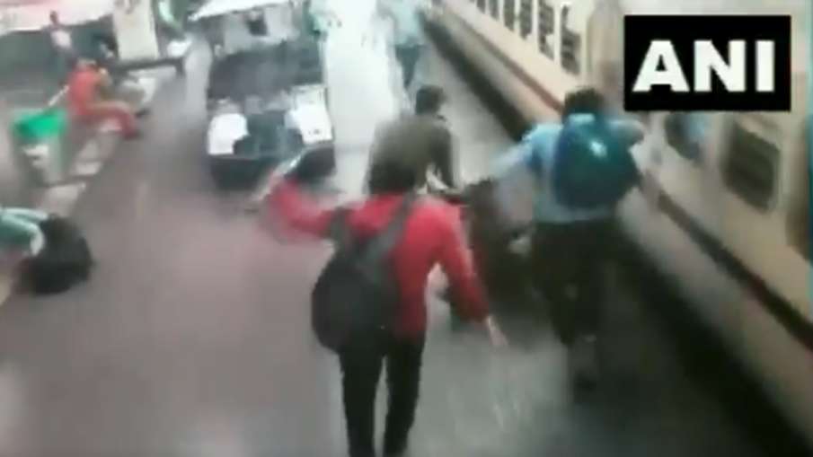 Odisha: Woman passenger rescued by an RPF constable as she fell down in the gap between platform and Odisha: Woman passenger rescued by an RPF constable as she fell down in the gap between platform and- India TV Hindi