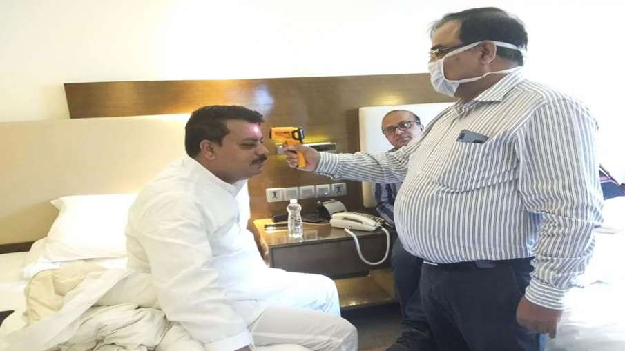 A medic conducts screening of Congress MLA Umang Singhar, as part of a precautionary measure for nov A medic conducts screening of Congress MLA Umang Singhar, as part of a precautionary measure for nov- India TV Hindi