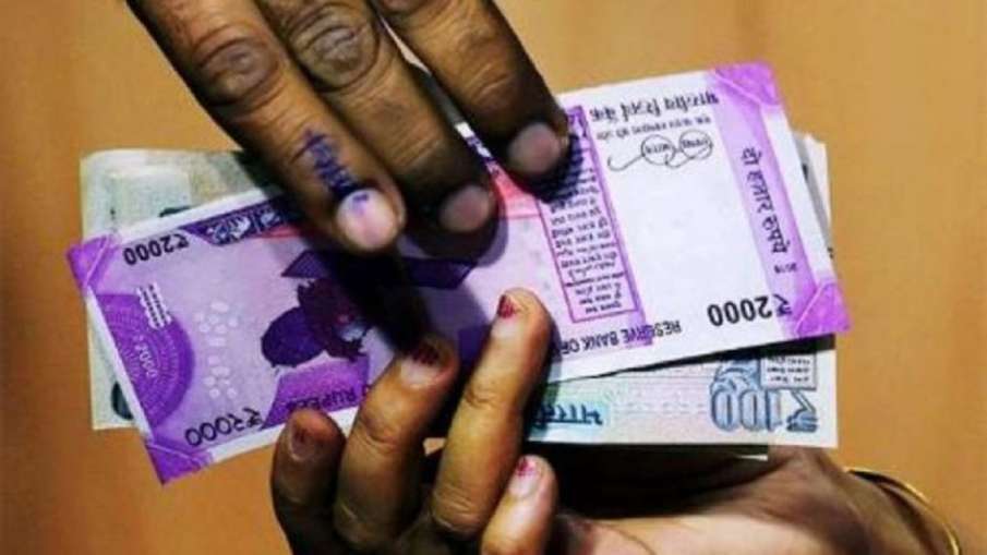 Two government employees in custody seeking bribe of Rs 10 lakh in Gujarat Two government employees in custody seeking bribe of Rs 10 lakh in Gujarat- India TV Hindi