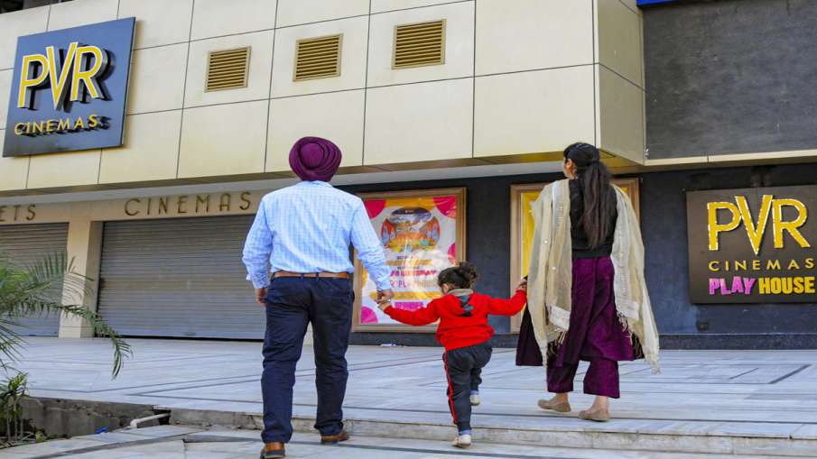 Lucknow district administration orders closure of cinema halls, multiplexes, clubs, discos, swimming Lucknow district administration orders closure of cinema halls, multiplexes, clubs, discos, swimming- India TV Hindi
