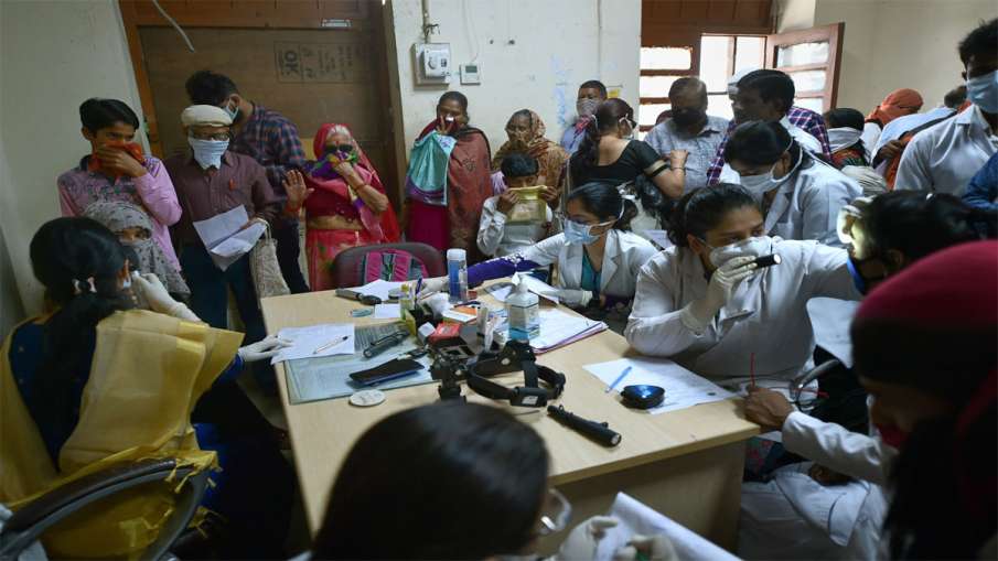 Kanpur: People wearing protective masks in the wake of coronavirus get their eyes tested at Hailate Kanpur: People wearing protective masks in the wake of coronavirus get their eyes tested at Hailate - India TV Hindi