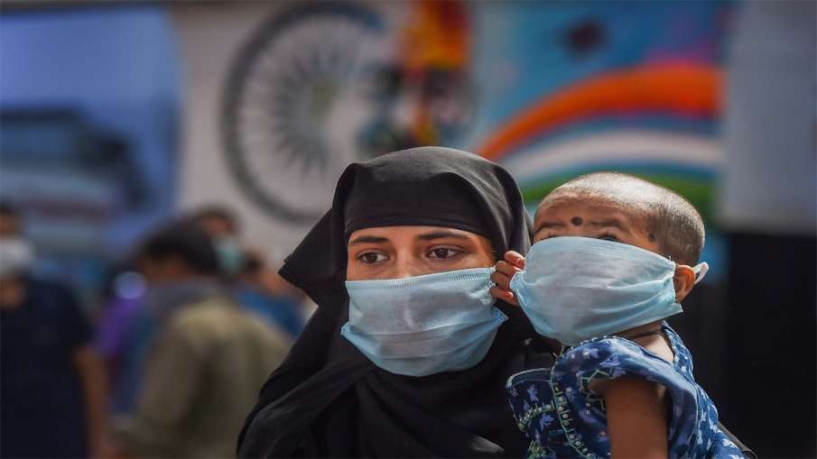 Chennai: Passengers wearing masks in the wake of... Chennai: Passengers wearing masks in the wake of...- India TV Hindi