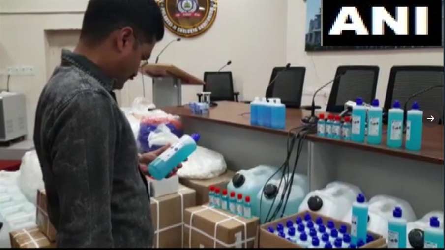 कर्नाटक: 56 लाख रुपये का डुप्लीकेट हैंड सैनिटाइजर बरामद कर्नाटक: 56 लाख रुपये का डुप्लीकेट हैंड सैनिटाइजर बरामद- India TV Hindi