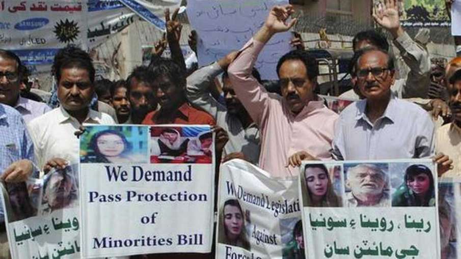 Pakistani Hindus, Pakistan Hindus, Pakistan, Hindus, Hindus protest against couple abduction Pakistani Hindus, Pakistan Hindus, Pakistan, Hindus, Hindus protest against couple abduction- India TV Hindi