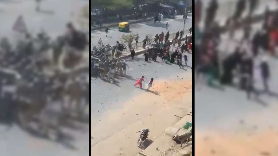 दिल्ली हिंसा: हेड कॉन्स्टेबल की हत्या और DCP पर हुए हमले में शामिल 6 महिलाओं की पहचान दिल्ली हिंसा: हेड कॉन्स्टेबल की हत्या और DCP पर हुए हमले में शामिल 6 महिलाओं की पहचान- India TV Hindi