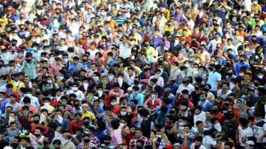 Migrants protest in Mumbai, FIR against TV journalist Migrants protest in Mumbai, FIR against TV journalist- India TV Hindi