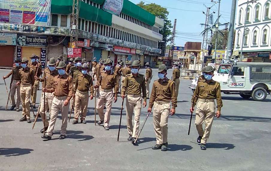 भीलवाड़ा में आज से 'महाकर्फ्यू', 13 अप्रैल तक घर से बाहर निकलने पर रोक; एनजीओ-मीडिया को जारी पास भी भीलवाड़ा में आज से 'महाकर्फ्यू', 13 अप्रैल तक घर से बाहर निकलने पर रोक; एनजीओ-मीडिया को जारी पास भी - India TV Hindi