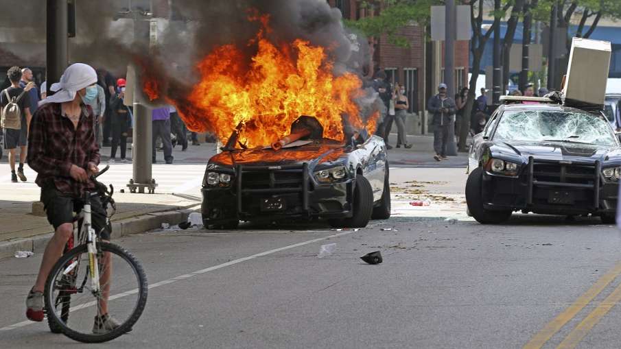George Floyd death: Curfew in 17 US cities, massive protests in LA, Chicago George Floyd death: Curfew in 17 US cities, massive protests in LA, Chicago- India TV Hindi