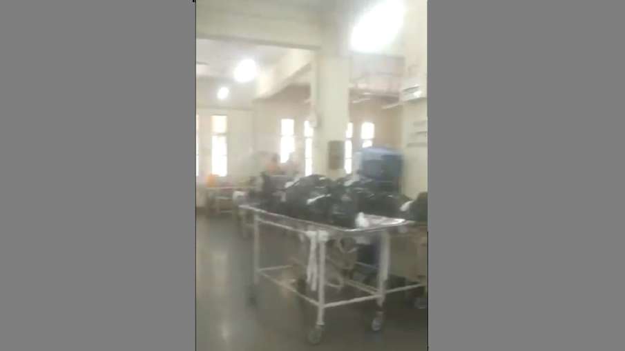 वीडियो में Coronavirus मरीजों के पास रखे दिखाई दिए शव, BJP ने की BMC की आलोचना वीडियो में Coronavirus मरीजों के पास रखे दिखाई दिए शव, BJP ने की BMC की आलोचना- India TV Hindi