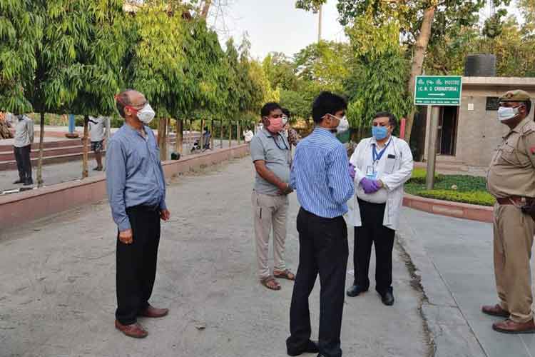 Funeral conducted by Noida DM as family unable to arrive... Funeral conducted by Noida DM as family unable to arrive...- India TV Hindi