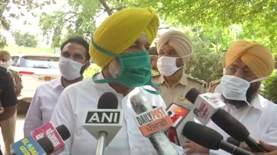 पंजाब के स्वास्थ्य मंत्री बोले- कोरोना के केस बढ़ने से घबराएं नहीं, मेडिकल टीमों का हौसला बढ़ाएं पंजाब के स्वास्थ्य मंत्री बोले- कोरोना के केस बढ़ने से घबराएं नहीं, मेडिकल टीमों का हौसला बढ़ाएं- India TV Hindi