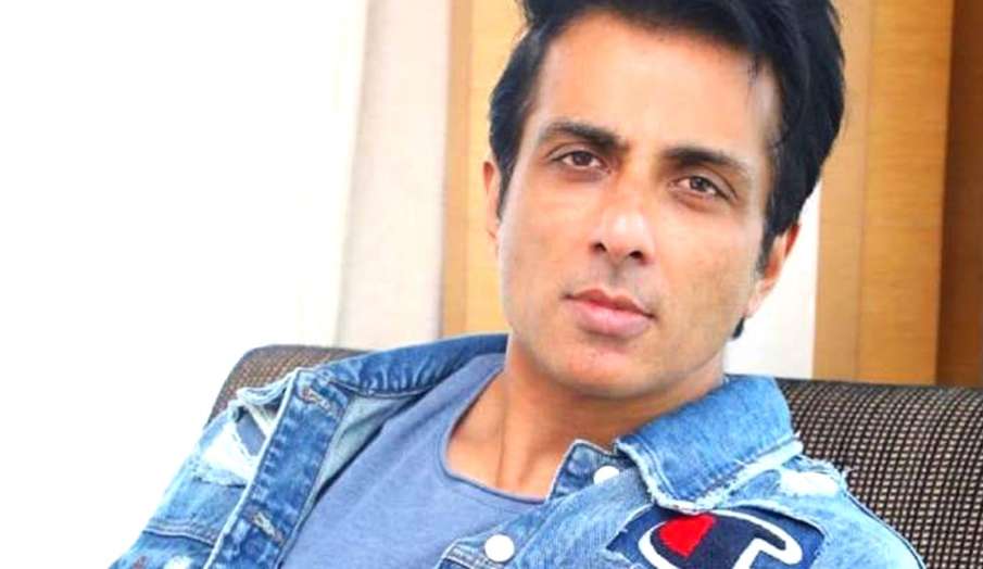 सोनू सूद ने केरल में फंसी लड़कियों को कराया एयरलिफ्ट सोनू सूद ने केरल में फंसी लड़कियों को कराया एयरलिफ्ट- India TV Hindi