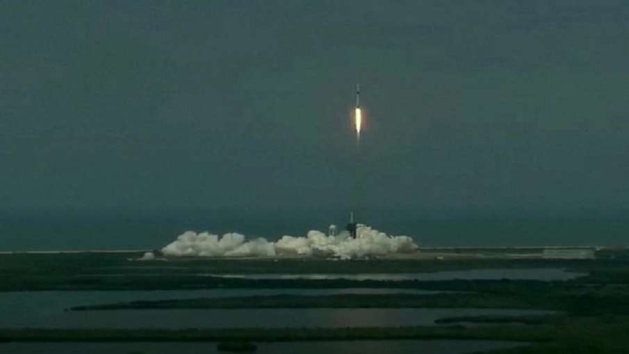 SpaceX Falcon 9 rocket takes off with the SpaceX Crew Dragon spacecraft for International Space Stat SpaceX Falcon 9 rocket takes off with the SpaceX Crew Dragon spacecraft for International Space Stat- India TV Hindi