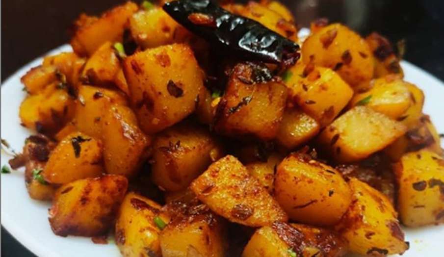 Spicy Potato Recipe: Know How to Make Spicy Fry Aloo Ki Sabji: लॉकडाउन में कुछ चटपटा खाने का मन है त Spicy Potato Recipe: Know How to Make Spicy Fry Aloo Ki Sabji: लॉकडाउन में कुछ चटपटा खाने का मन है त- India TV Hindi