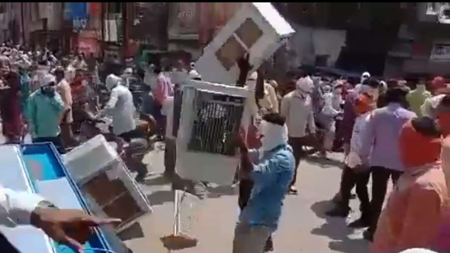 Shiv Sena Workers Rampage, Shiv Sena Yavatmal, Shiv Sena Workers Vandalise Shops Shiv Sena Workers Rampage, Shiv Sena Yavatmal, Shiv Sena Workers Vandalise Shops- India TV Hindi