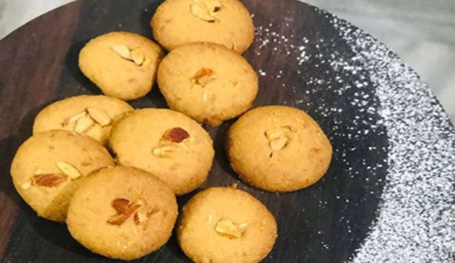 बिना ओवन यूं बनाएं टेस्टी कुरकुरी बेसन कुकीज, ये रहा बनाने का तरीका बिना ओवन यूं बनाएं टेस्टी कुरकुरी बेसन कुकीज, ये रहा बनाने का तरीका- India TV Hindi