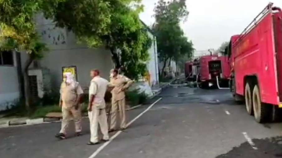 fire broke out at godown of an auto parts company fire broke out at godown of an auto parts company- India TV Hindi
