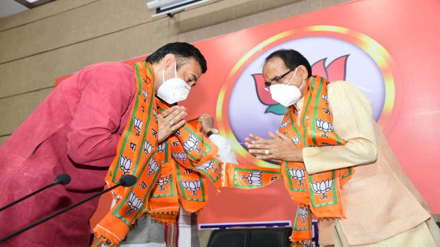 Bhopal: More than 300 Congress workers join BJP Bhopal: More than 300 Congress workers join BJP- India TV Hindi