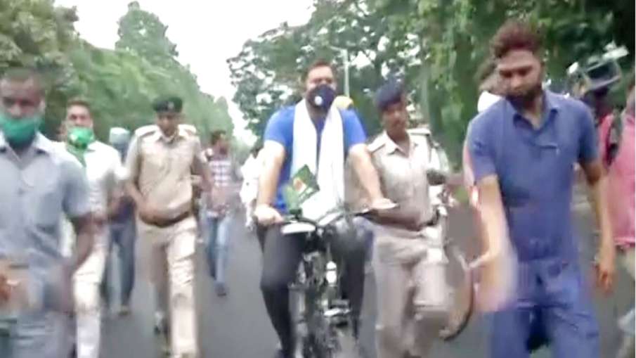 Tejashwi Yadav, Tej Pratap Yadav take out cycle protests against fuel price hike Tejashwi Yadav, Tej Pratap Yadav take out cycle protests against fuel price hike- India TV Hindi