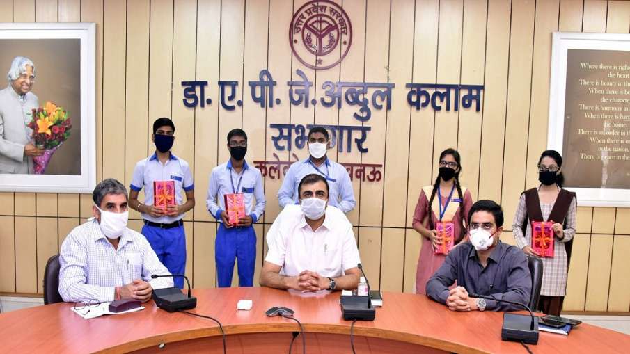 Lucknow DM appreciate up board 10th 12th meritorious students Lucknow DM appreciate up board 10th 12th meritorious students- India TV Hindi
