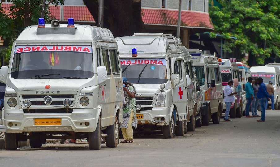 Pune: Doctor turns ambulance driver, ferries patient to hospital Pune: Doctor turns ambulance driver, ferries patient to hospital- India TV Hindi