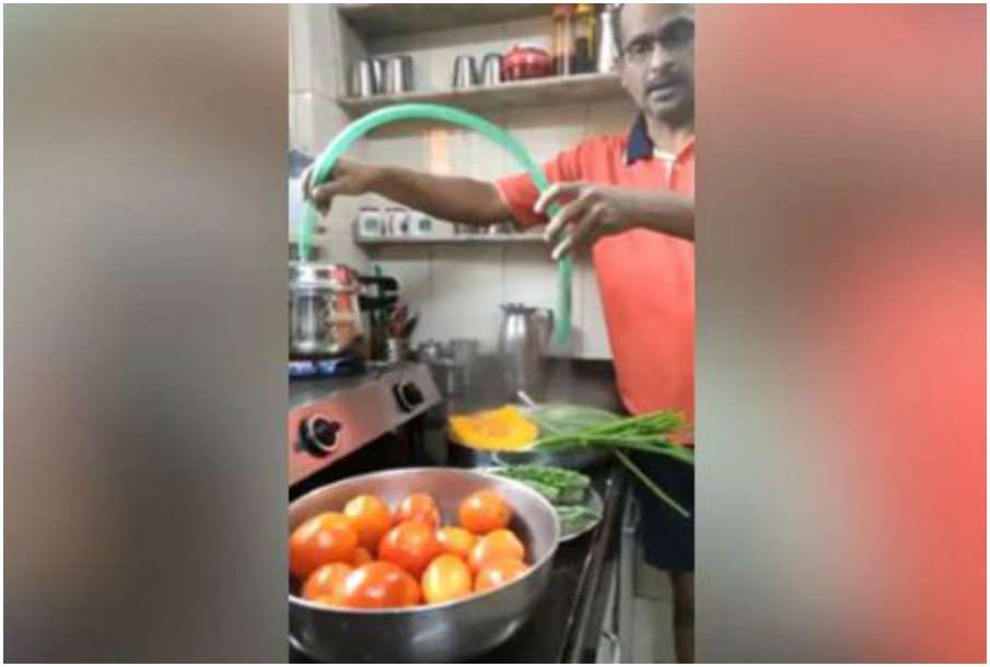 सब्जियों से कीटाणु निकालने के लिए इस शख्स ने कूकर की सीटी से लगाया ऐसा जुगाड़, देखते ही चौंक जाएंगे सब्जियों से कीटाणु निकालने के लिए इस शख्स ने कूकर की सीटी से लगाया ऐसा जुगाड़, देखते ही चौंक जाएंगे