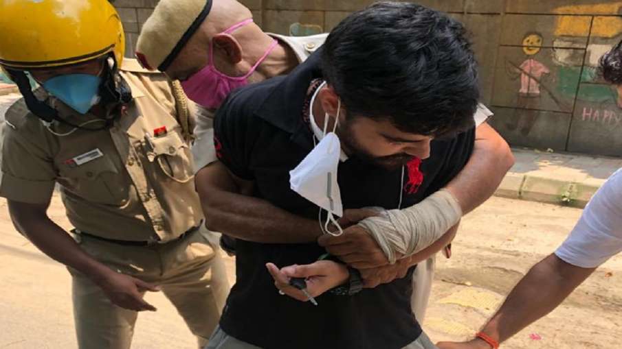 कट्टा दिखाकर पुलिस को गोली मारने की दे रहा था धमकी, निहत्थे कॉन्स्टेबल ने अपनी परवाह किए बिना दबोचा कट्टा दिखाकर पुलिस को गोली मारने की दे रहा था धमकी, निहत्थे कॉन्स्टेबल ने अपनी परवाह किए बिना दबोचा- India TV Hindi