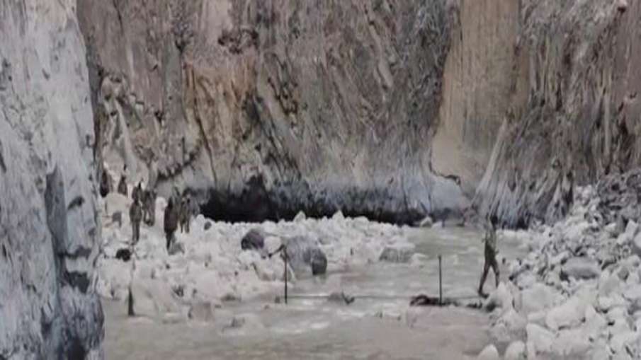 China troops seen pulling down tents in Galwan Valley China troops seen pulling down tents in Galwan Valley- India TV Hindi