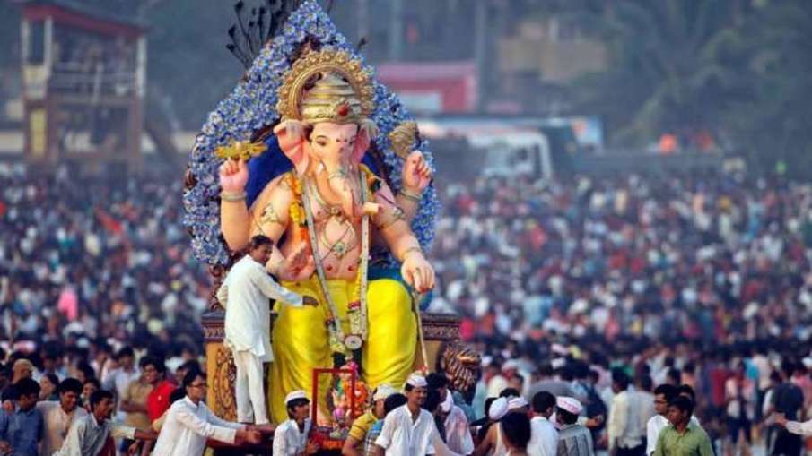 गणेशोत्सव पर महामारी की छाया, महाराष्ट्र में मूर्तियों की ऊंचाई सीमित की गई गणेशोत्सव पर महामारी की छाया, महाराष्ट्र में मूर्तियों की ऊंचाई सीमित की गई- India TV Hindi
