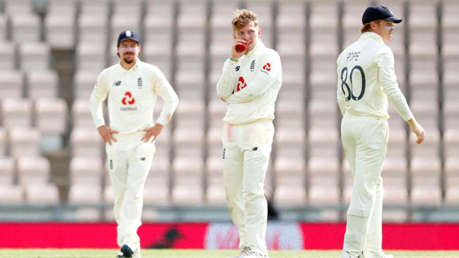 Affect of sliva ban! Scratches on the legs of Dom Bess while trying to shine the ball Affect of sliva ban! Scratches on the legs of Dom Bess while trying to shine the ball- India TV Hindi