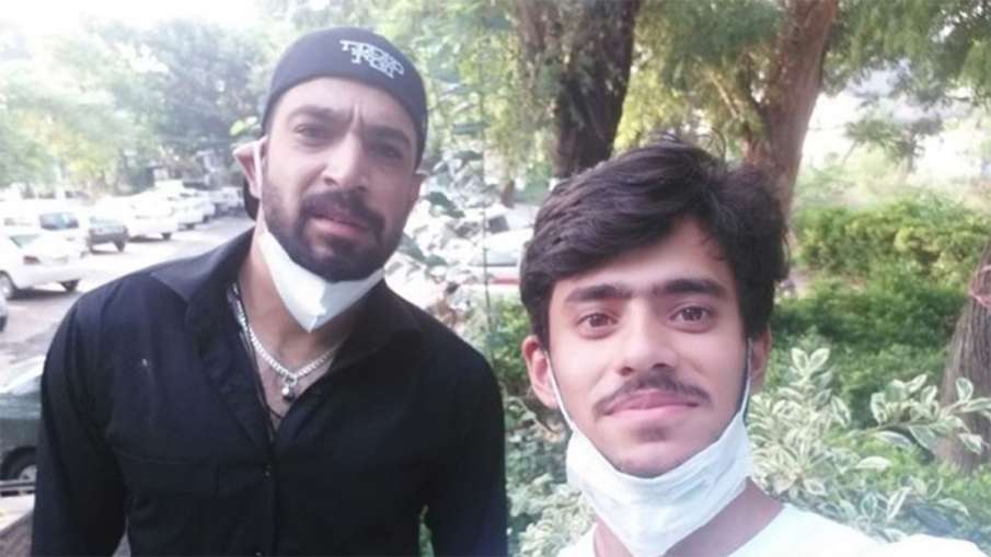 Pakistani Cricket Fan Selfi With Haris Rauf later comes to know cricketer is COVID-19 positive Pakistani Cricket Fan Selfi With Haris Rauf later comes to know cricketer is COVID-19 positive- India TV Hindi