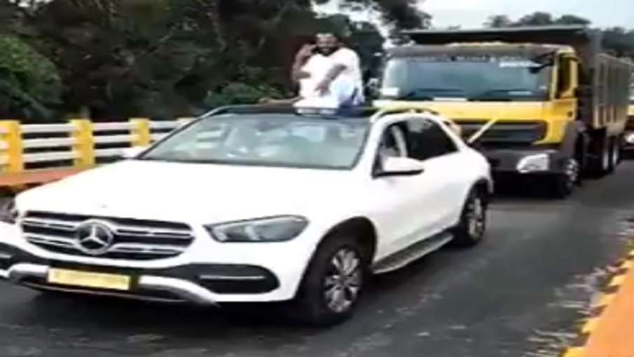 kerala businessman roadshow with mercedes benz kerala businessman roadshow with mercedes benz - India TV Hindi