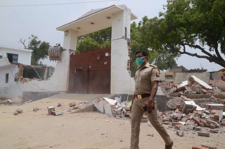 Uttar Pradesh Police announced a reward of Rs 1 lakh for... Uttar Pradesh Police announced a reward of Rs 1 lakh for...- India TV Hindi