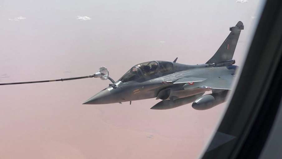 Rafale can refuel in air watch pictures । तस्वीरों में देखिए कैसे राफेल आसमान में ही भर लेता है ईंधन Rafale can refuel in air watch pictures । तस्वीरों में देखिए कैसे राफेल आसमान में ही भर लेता है ईंधन- India TV Hindi