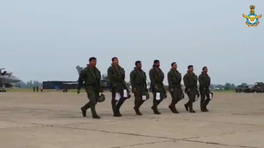 Air Chief Marshal RKS Bhadauria welcomes the pilots who flew Rafale jets to India Air Chief Marshal RKS Bhadauria welcomes the pilots who flew Rafale jets to India- India TV Hindi