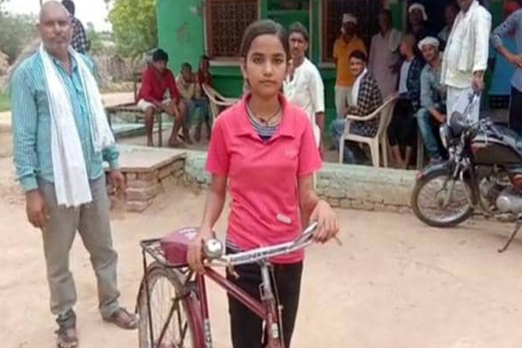 24 किमी साइकिल चलाकर... 24 किमी साइकिल चलाकर...- India TV Hindi