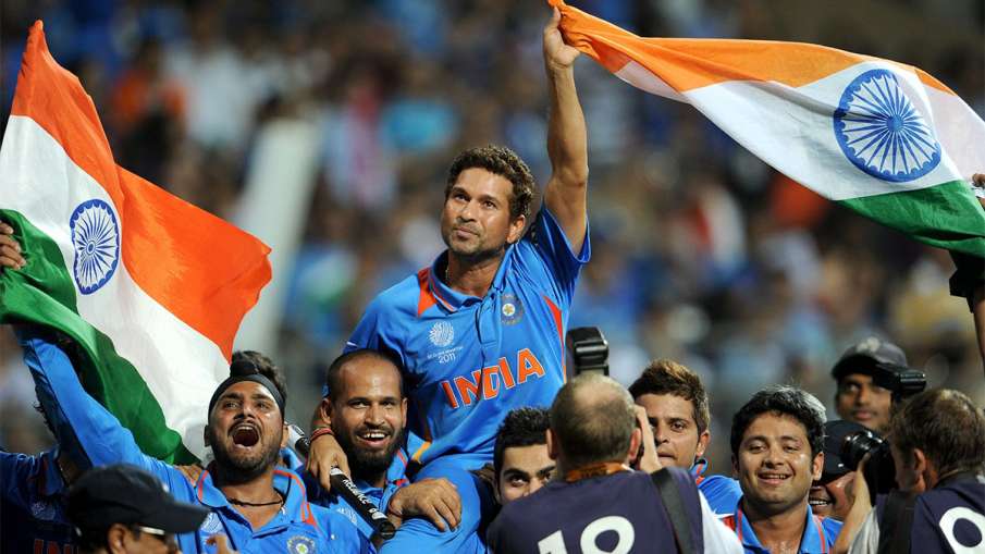 World Cup 2011: Virat Kohli felt something after lifting Sachin Tendulkar on his shoulders World Cup 2011: Virat Kohli felt something after lifting Sachin Tendulkar on his shoulders- India TV Hindi