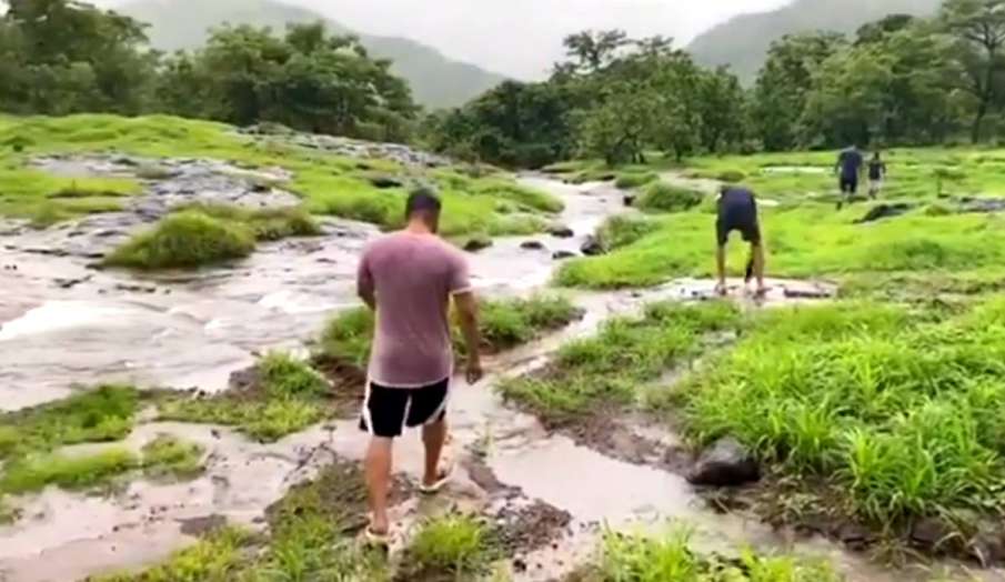 मॉनसून का लुत्फ उठाते दिखाई दिए सलमान खान मॉनसून का लुत्फ उठाते दिखाई दिए सलमान खान- India TV Hindi